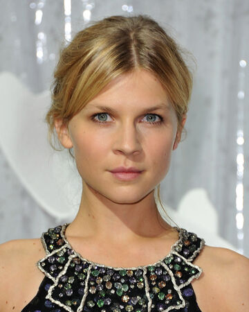 How tall is Clemence Poesy?